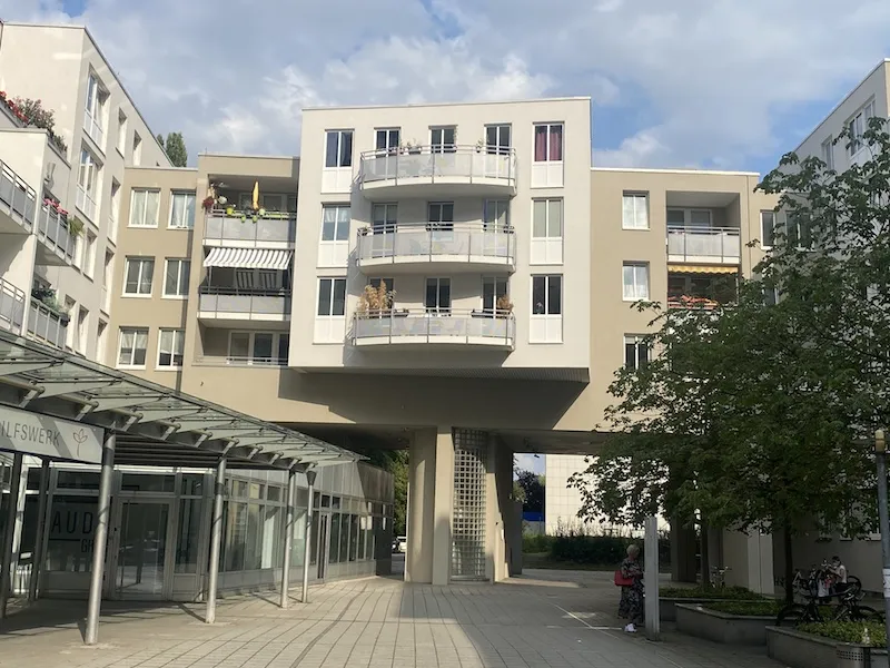 Helle möblierte 2-Zimmer-Wohnung in Berlin Lichtenberg mit Balkon ab 15.09.2026 auf Zeit abzugeben — photo 1